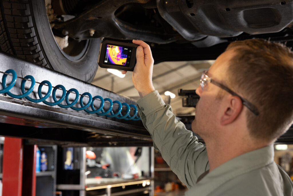 Nuova termocamera compatta FLIR C8 per ispezioni veicoli, industriali, edilizia