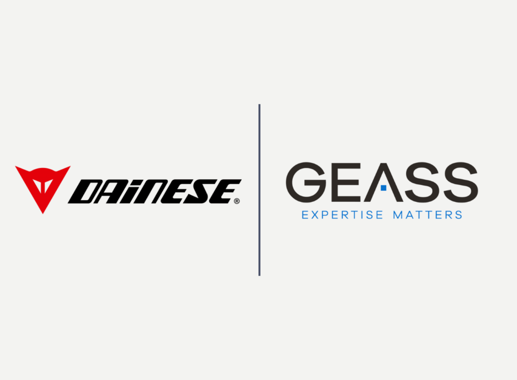 Logo rosso triangolare con scritta nera Dainese a sinistra e scritta nera Geass con slogan blu a destra su sfondo chiaro