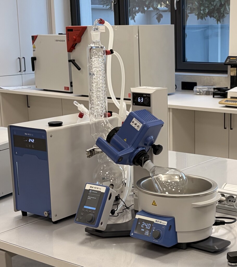 Apparecchiatura per evaporazione rotante con bagno a circolazione e sistema di controllo digitale su banco di laboratorio bia